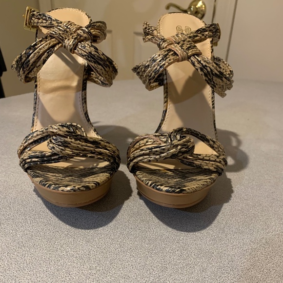 NWOB Victoria’s Secret Tan/Black Snakeprint Platform High Sandals sz 8.5 B - Picture 3 of 7